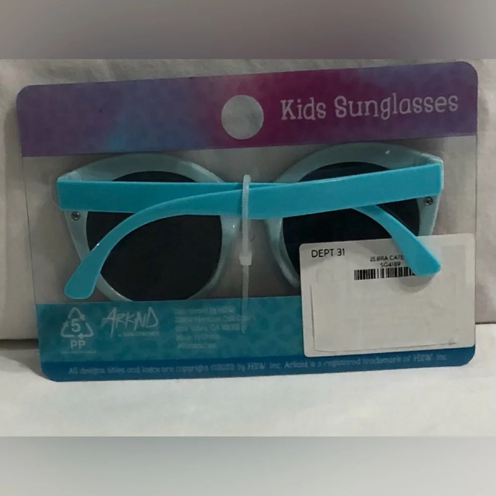 Rainbow Zebra Cat eyes girl’s Sunglasses 100% 400 UV protection blue. Aged 3+